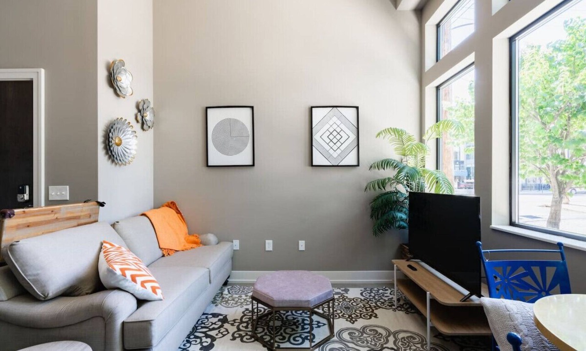 Italian Village Apartment | Bohemian Flat - Short North - Free Parking