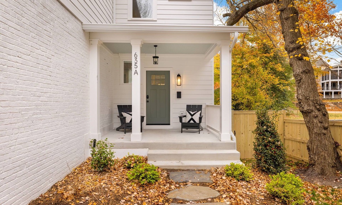 Taylor Run House | Brand new 2025 townhome in Alexandria. 3 bedrooms, each with private en-suite bath. Basement suite with rec room—perfect for teens or guests. Fully fenced yard, pet friendly. 10-min walk to King Street Metro + FREE trolley to Old Town waterfront.