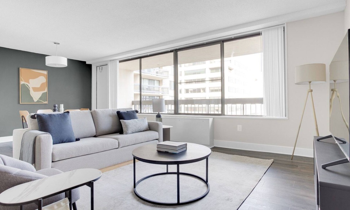 Crystal City Apartment | Bright Crystal City 1BR w/Gym & Concierge, steps to Metro, by Blueground