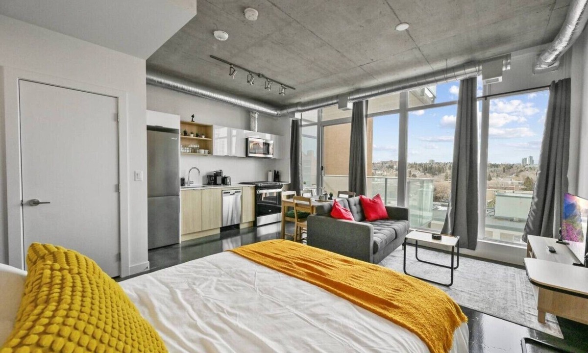 Connaught Apartment | Bright Studio | Mins to Saddledome | Skyline Views