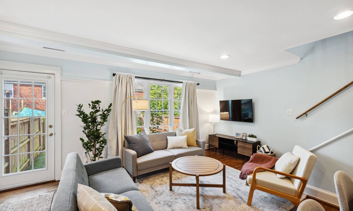 Del Ray House | Bright townhome in vibrant Del Rey 10mins to DC with firepit