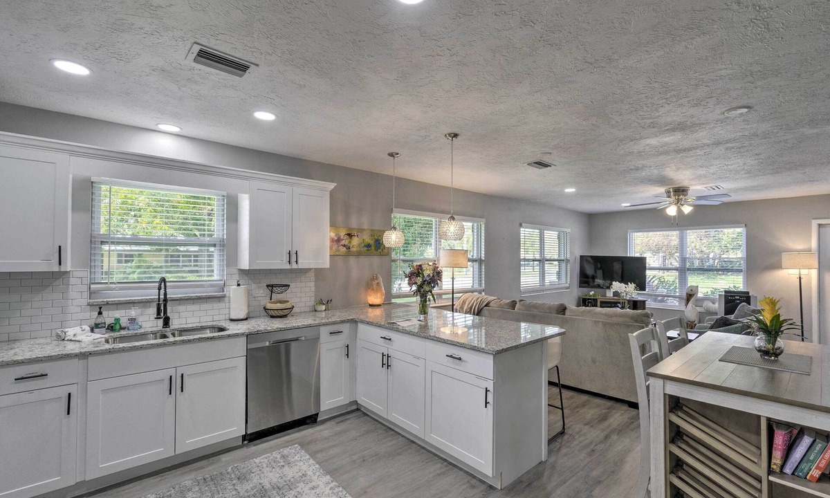 Venice Cottage | Bright Venice Getaway < 1 Mi to Historic Dtwn
