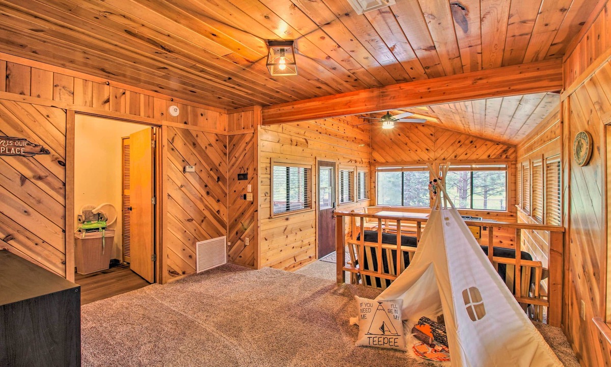 Pinetop Cottage | Bring a Pet: Pinetop Cabin w/Game Room!