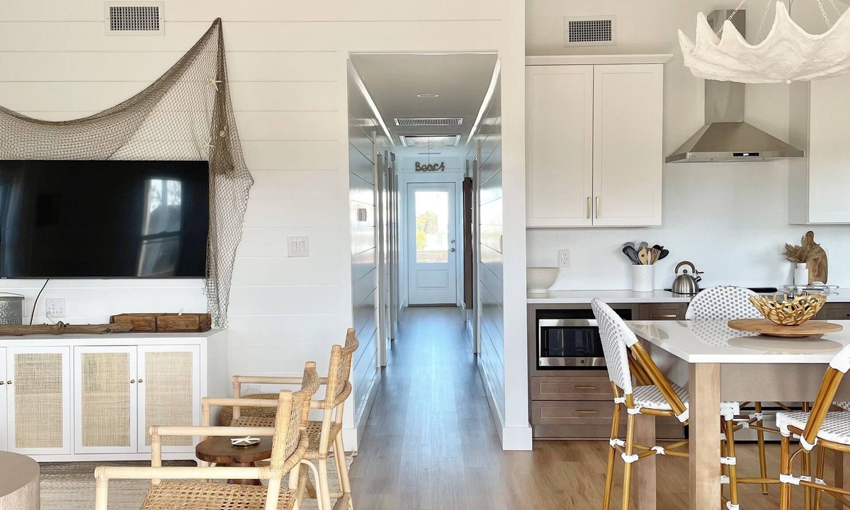 Nags Head Cottage | Cabell’s Coastal Cottage-Sleeps 10 Jockey’s Ridge 1 mile to beach Sunsets & Pets