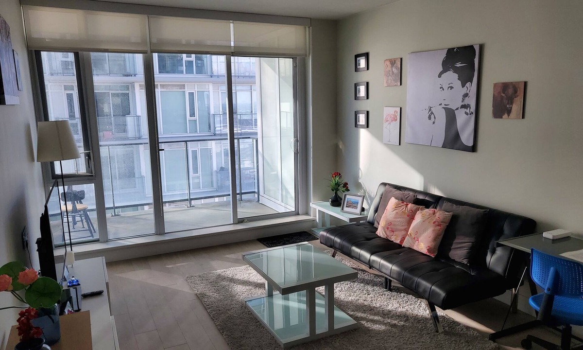 Victoria Park Apartment | Calgary Skyline Condo 1BR +Views