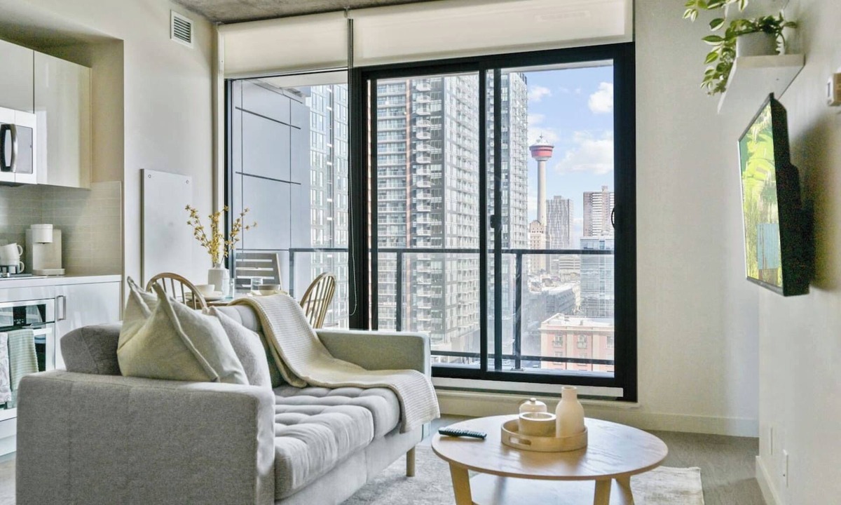 Connaught Apartment | Calgary Tower View | King Bed |Mins to Saddledome
