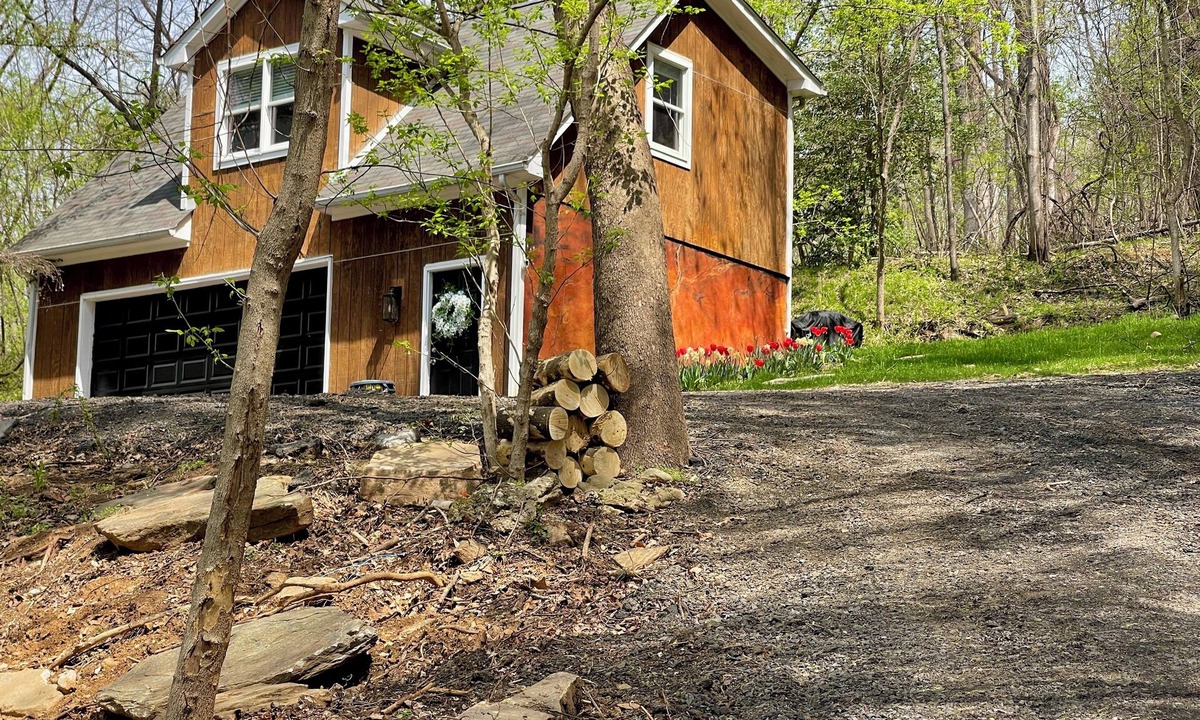 Lovettsville Apartment | Camp Nelson Wooded Mountainside Retreat