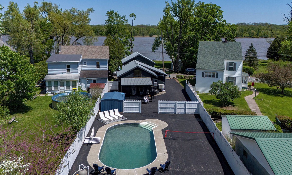 Coxsackie House | Canadian-owned! Riverfront escape sleeps 12 w/POOL, Hot Tub, Gazebo, Pickleball