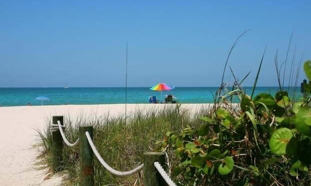 Longbeach Village Cottage | Canal front cottage, walking distance to sandy Gulf