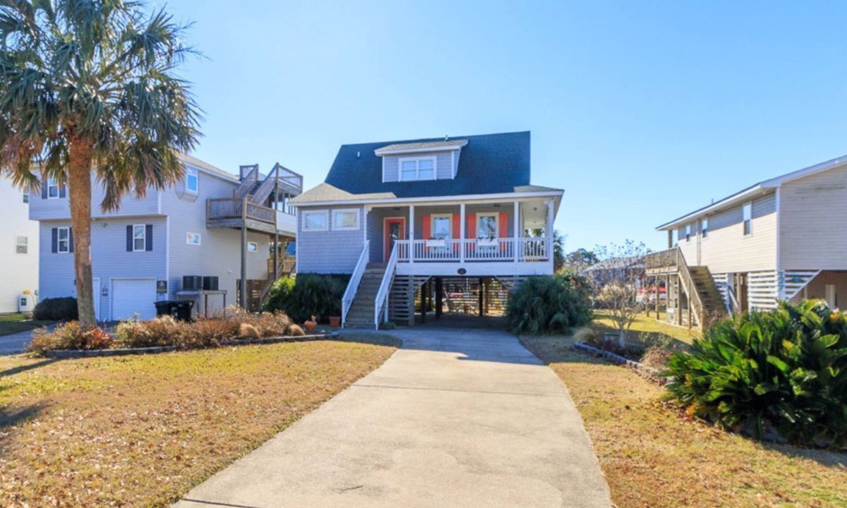 Colington Harbour House | Canalfront home w/wraparound decks and community amenities!