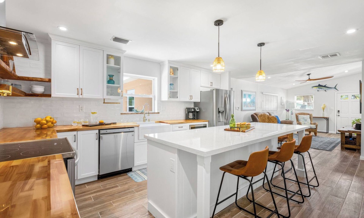 New Town House | CASA DE CANAL ~ Beautiful Renovated 3 BR, 2 Bath Canal Front Home w/Dockage!