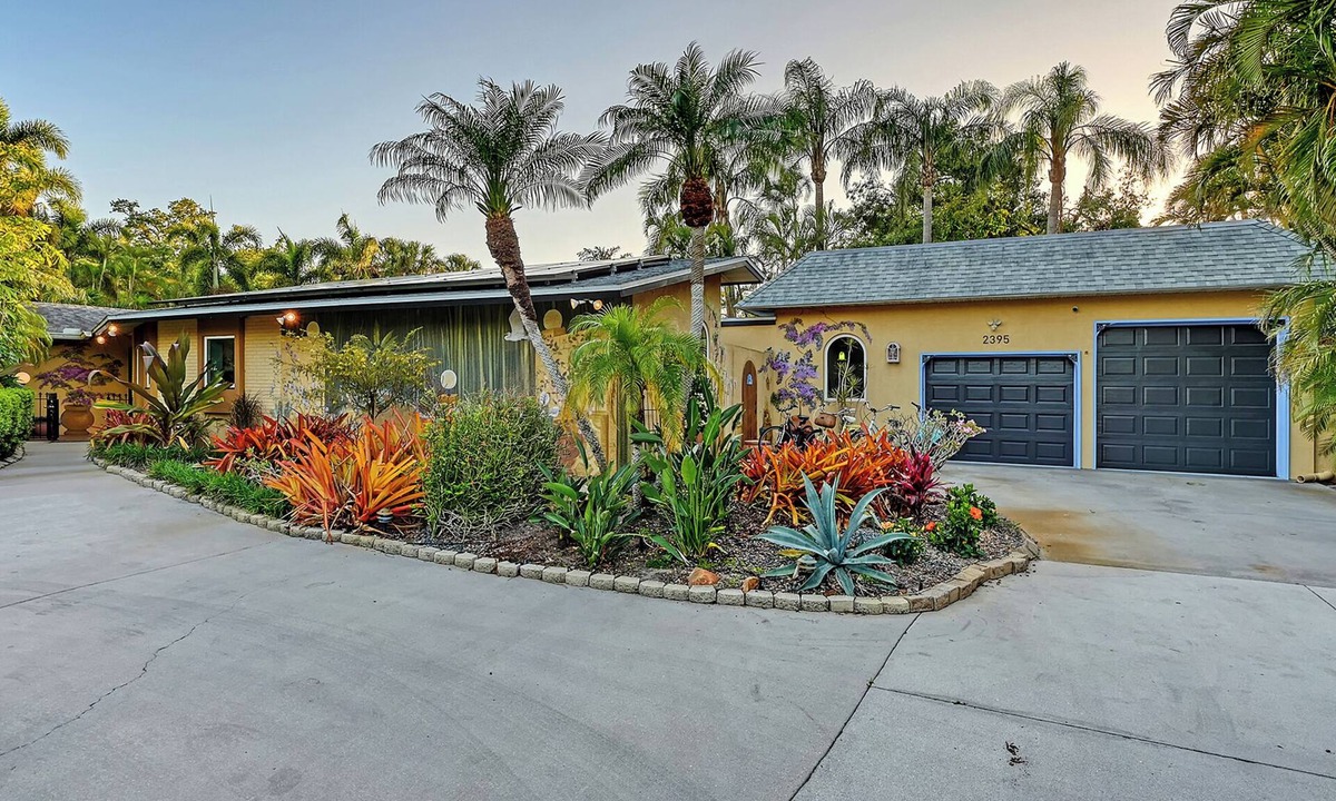 Arlington Park House | Casa de Flores is an updated, charming, old Florida rambler w/salt water pool.