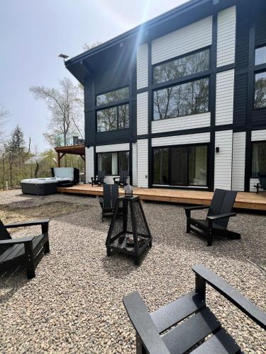 Lac Superieur Village Villa | Chalet Boreä - Private Spa, Sauna and Fireplace - 5 Min to Tremblant