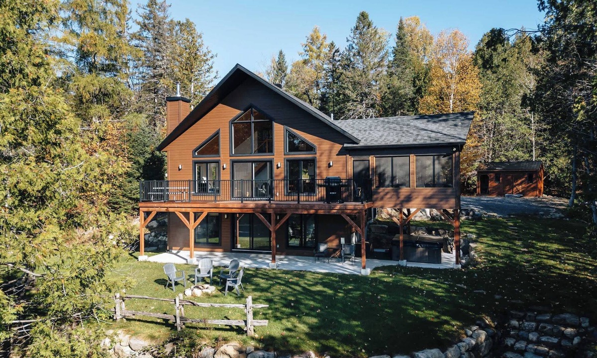 Chertsey Ski Chalet | Chalet Plein Sud: Kayak, Spa & Lakefront