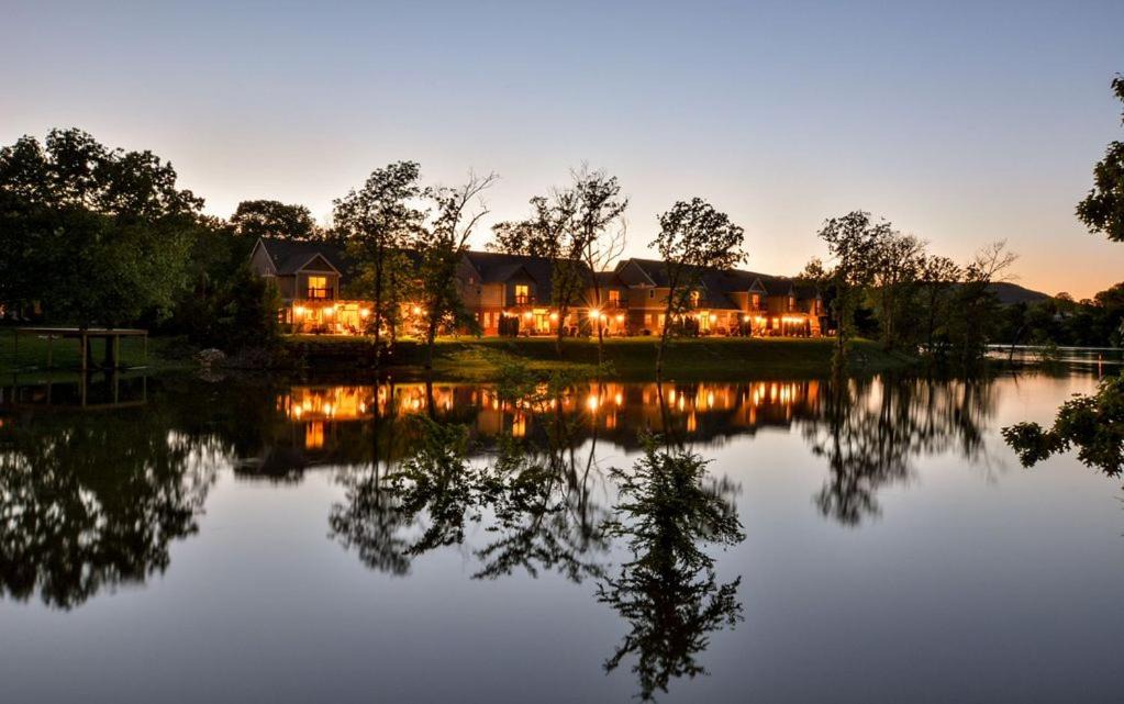 Lampe House | Chalets Resort Luxury Lakefront Villa Family Friendly 2 Pools Free Amenities
