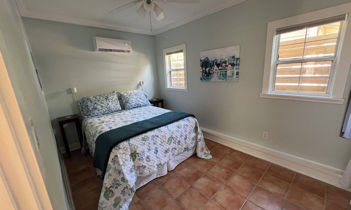 Kenwood Cottage | Charming 1-Bedroom Cottage in St. Petersburg in Historic District
