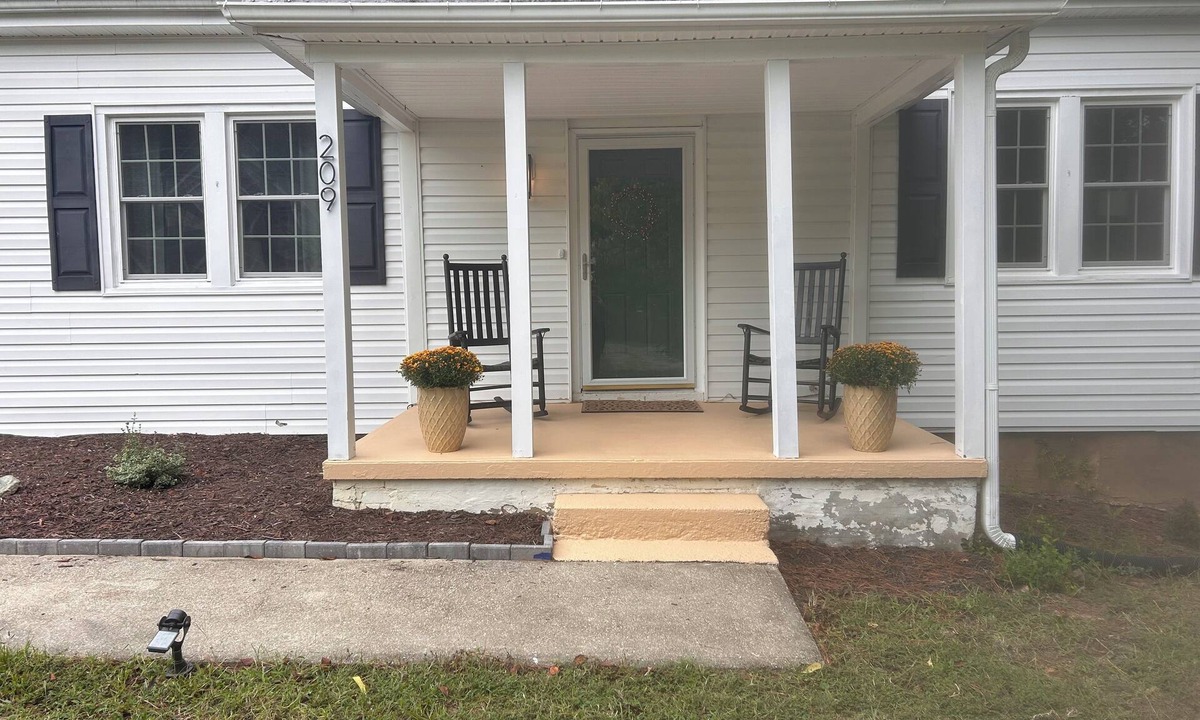 Bowling Green House | Charming 2-bedroom house in Bowling Green with AC