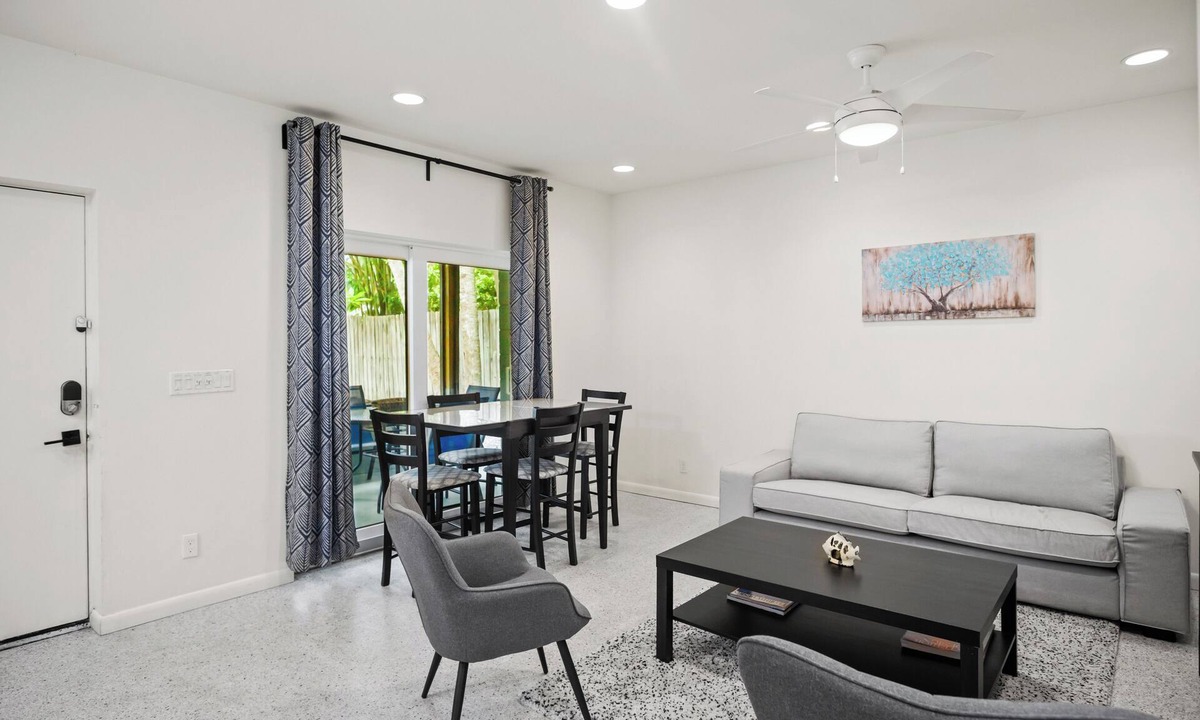 Bayou Oaks House | Charming 2-bedroom house w/Central AC, WiFi, Washer/Dryer in beautiful Sarasota