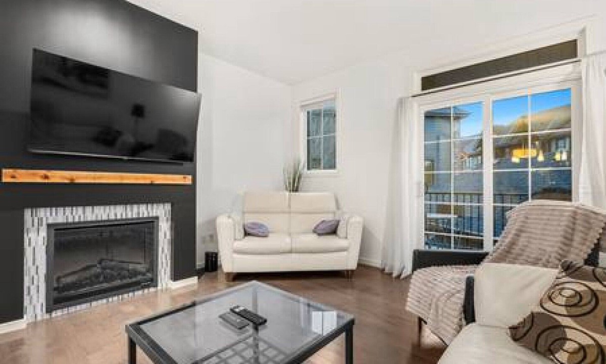 Southwest Calgary House | Charming 2 BR, Garage, Fireplace, 20 min to DT
