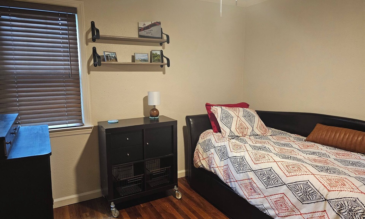 Lakeside Cottage | Charming 3-bedroom cottage in pleasant Norton Shores with WiFi, AC