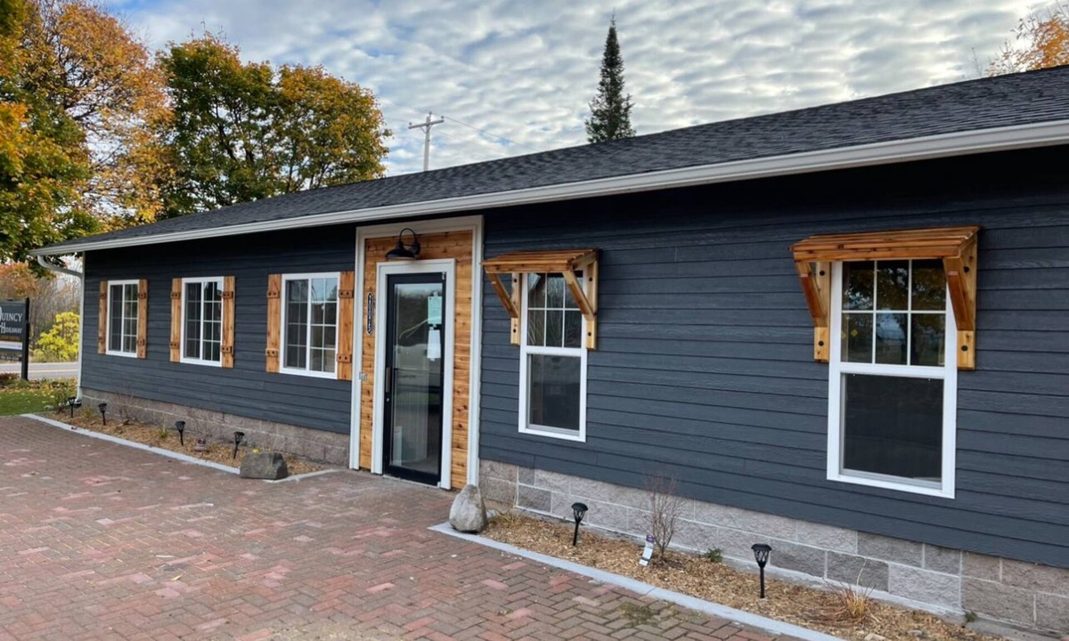 Hancock House | Charming 3-bedroom house with AC, WiFi, in welcoming Hancock