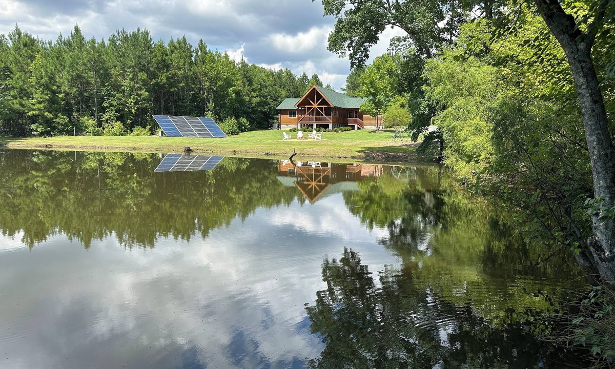 Creedmoor Cabin | Charming 3-Bedroom Log Cabin - Rest & Relaxation