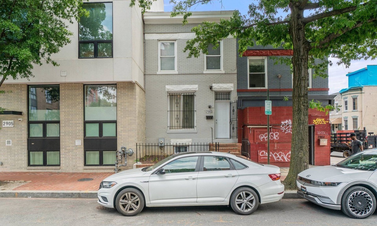 Pleasant Plains House | Charming 4-bedroom townhome in fabulous Washington with AC, WiFi
