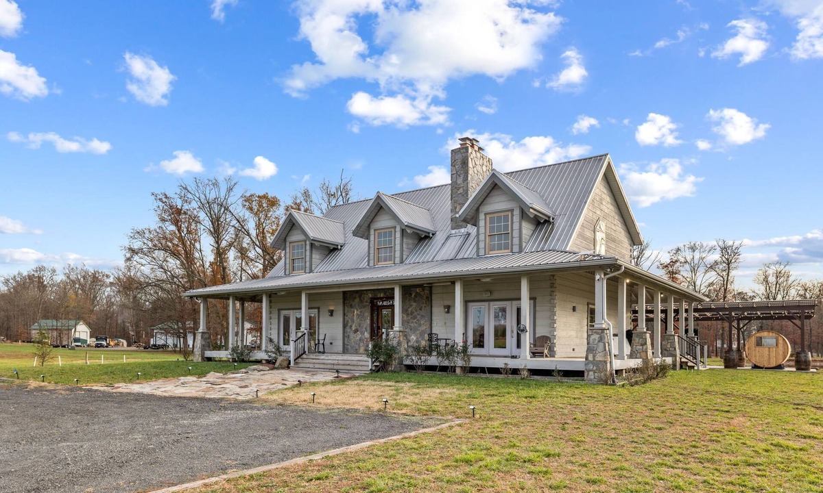 Tuscarora House | Charming 5-bedroom farmhouse in delightful Leesburg, sauna, jacuzzi, fire pit.