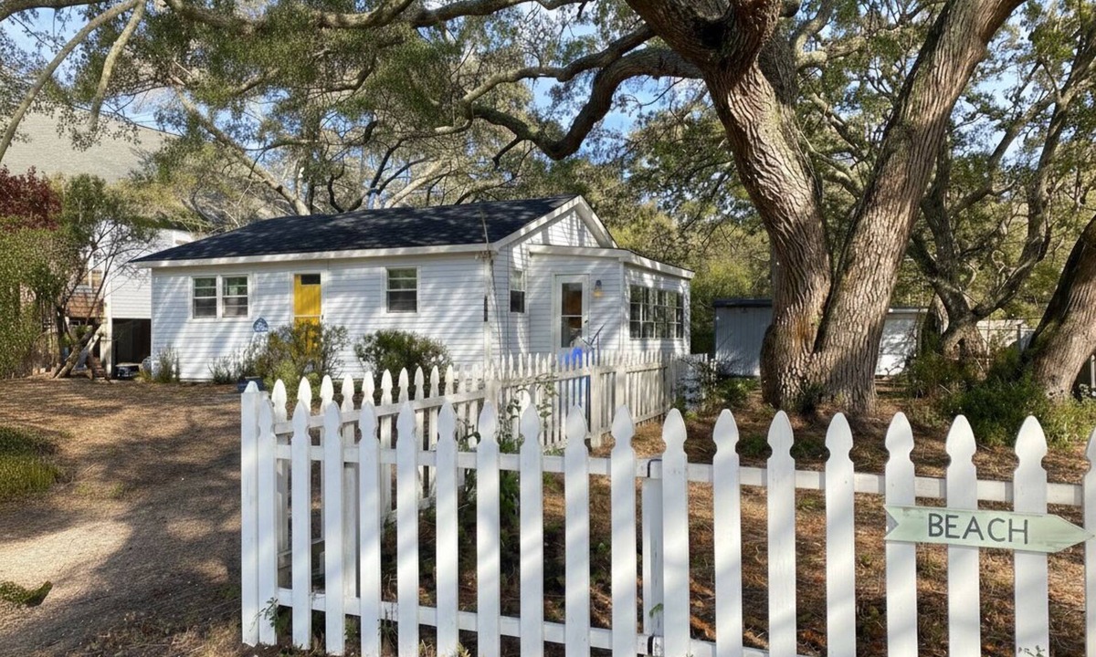 Long Beach Cottage | Charming artist’s cottage near the beach, large lot with beautiful oaks