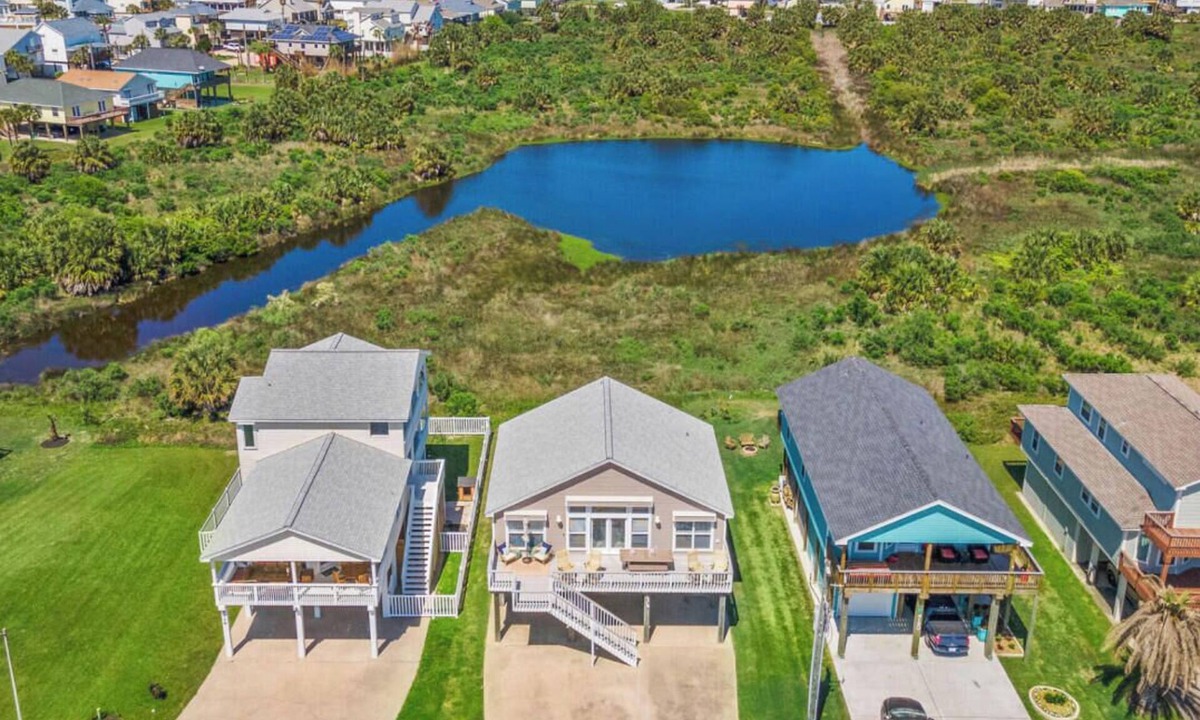 Isla Del Sol House | Charming Bungalow Steps from the Beach w/Fire Pit