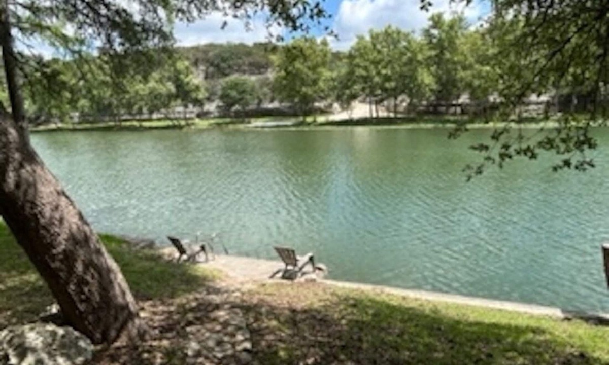 Hunt Cabin | Charming Cabin Overlooking the Guadalupe River - Just steps to the river