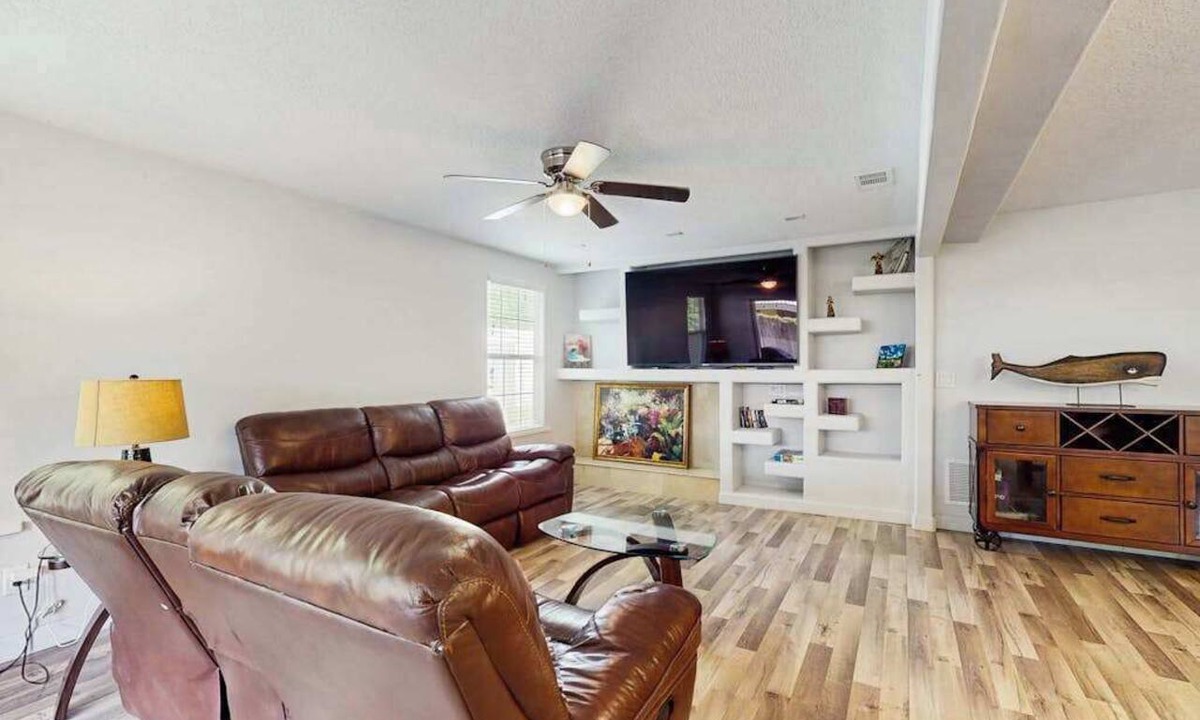 Whitfield House | Charming home w large yard, near Beaches, Sarasota, Bradenton, & the airport