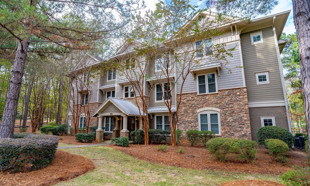 Greensboro Condo | Charming Reynolds Condo; WALK TO THE RITZ; On Golf Course