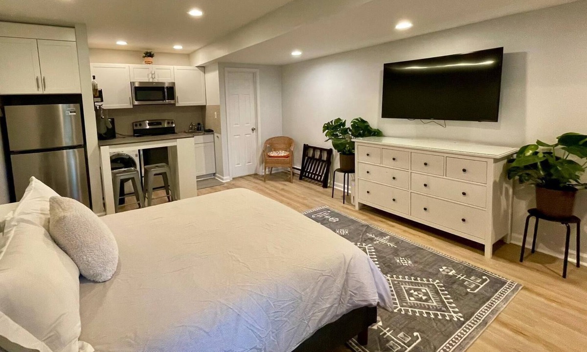 South Oakland Apartment | Charming studio with WiFi and AC in vibrant Pittsburgh
