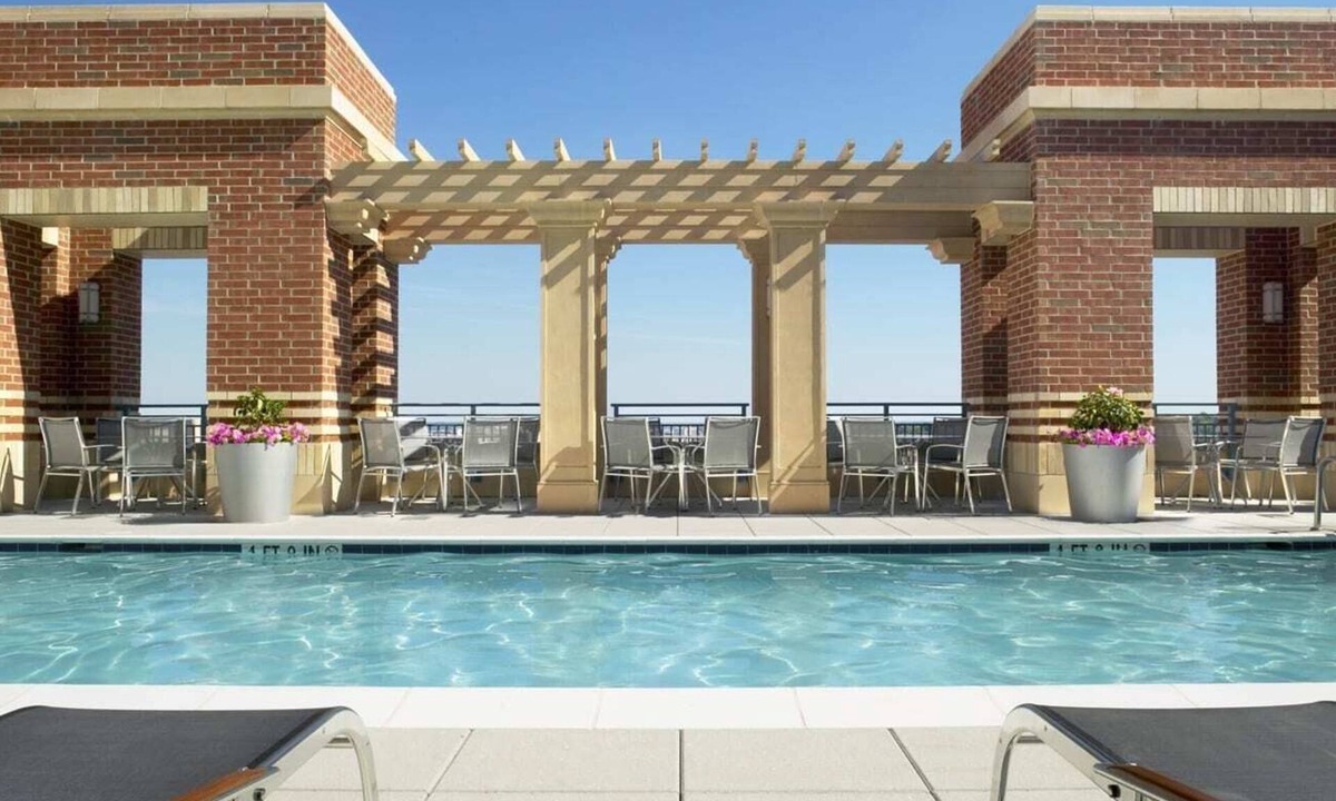 Pentagon City Condo | Chic 1B l King bed l Garage l Gym Pool l Min to DC