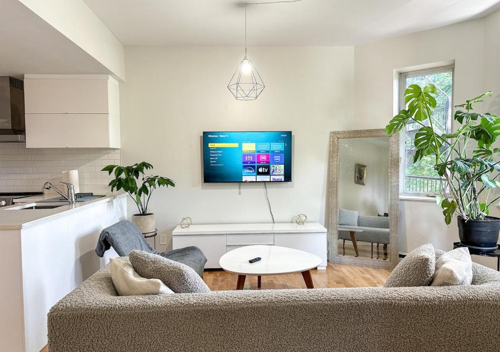 Cote-Des-Neiges—Notre-Dame-De-Grace Apartment | Chic & Fully Furnished 2-Bedroom Apartment in Prestigious Westmount