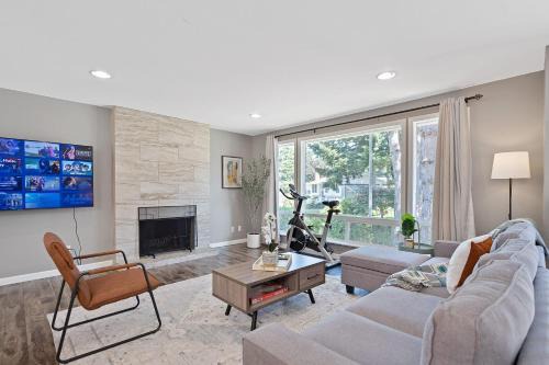 Inglewood-Finn Hill House | Chic Kirkland Home Overlooking Windsor Vista Park