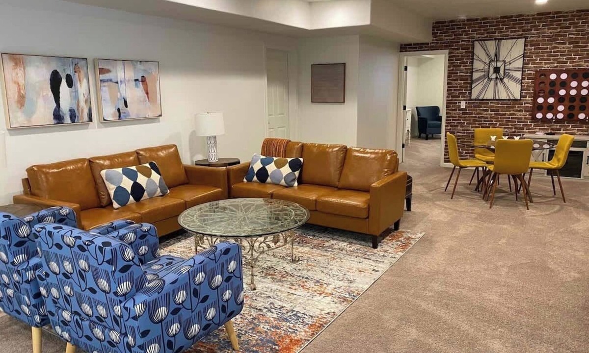 Orem House | Chic Retreat: Your Cozy Getaway with Waffles too!