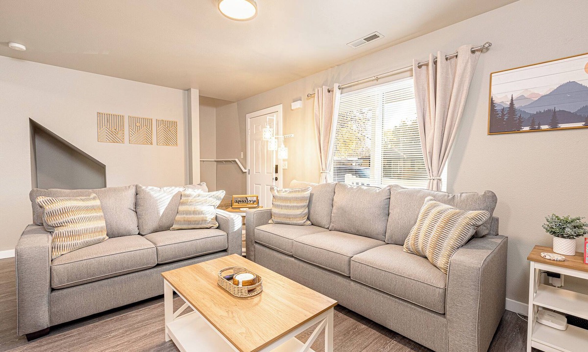 Veterans Park House | City Convenience, Mountain Vibes – 3BR/2BA Getaway!