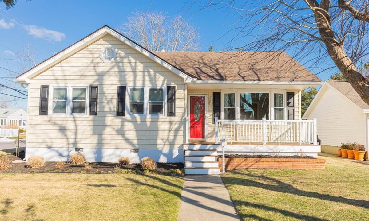 Village Green House | Classic Beach Cottage - 3 BR Sleeps 10