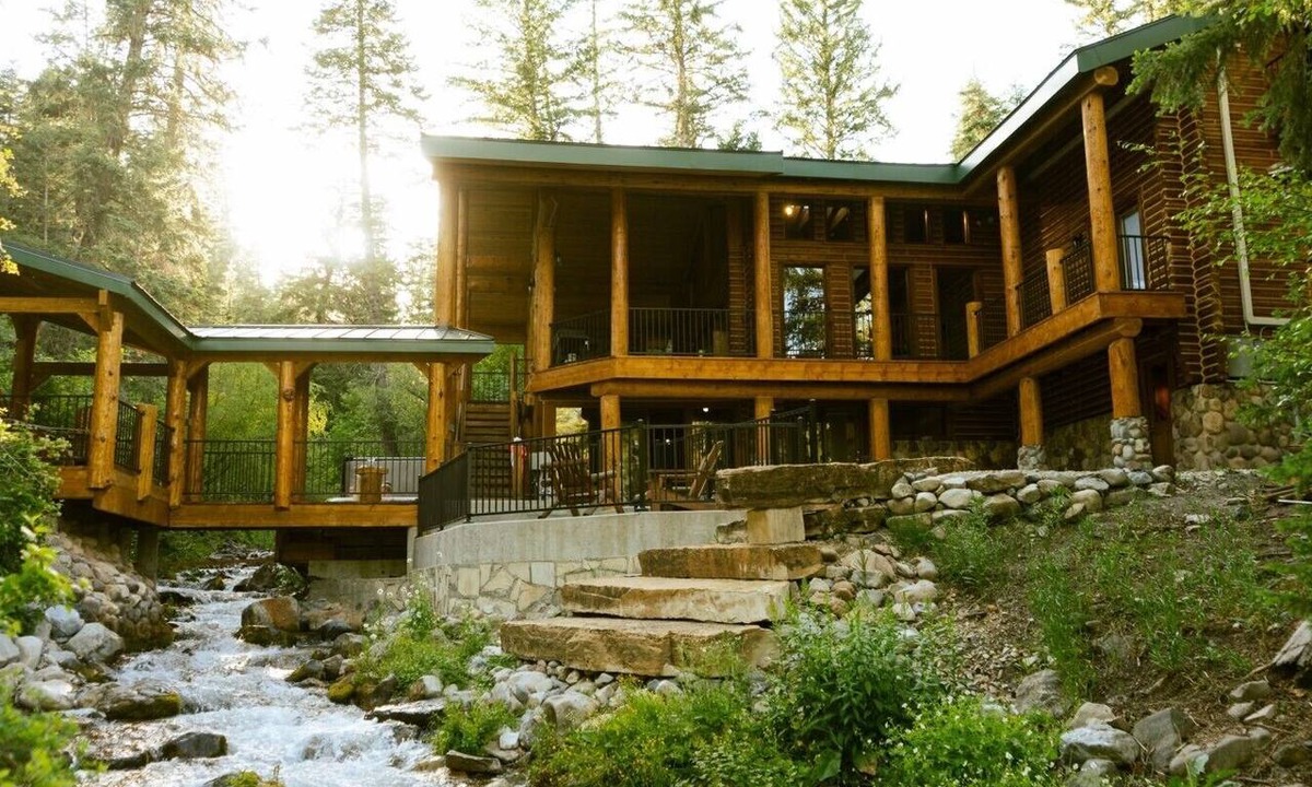 Sundance Cabin | Classic mountain retreat Right on the stream Hot tub Wood-burning stove Set in Sundance Canyon