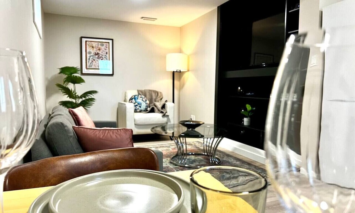 South Lethbridge House | Clean & Bright Southside Lower Suite