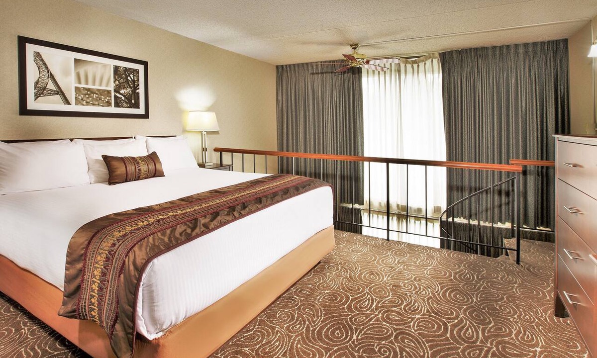 Wilburton Hotel | Close to Local Hospital! Seasonal Pool & Parking! Near Bellevue Square!