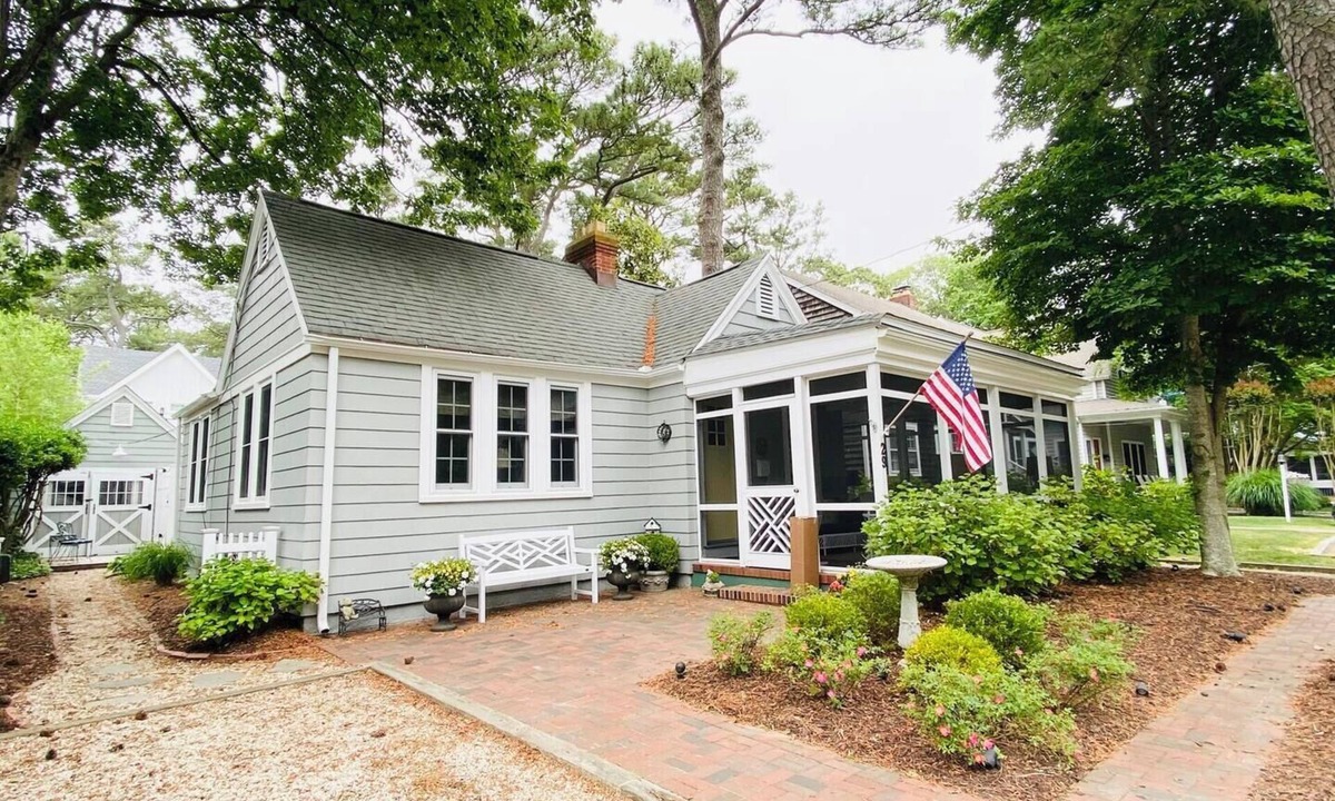 The Pines Cottage | Coastal Charm Awaits: 3-Bed Main House & Cozy Guest House Steps from the Beach!