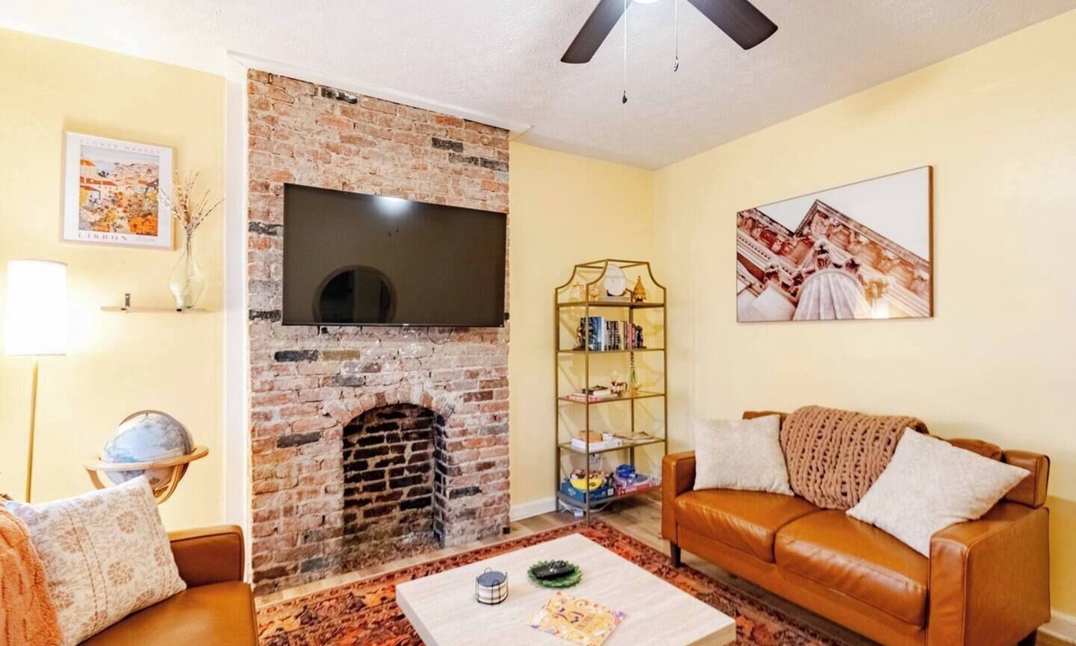 Merion Village House | Colorful Columbus Casita - Great for Travel & Work. 7 Minutes from Downtown!