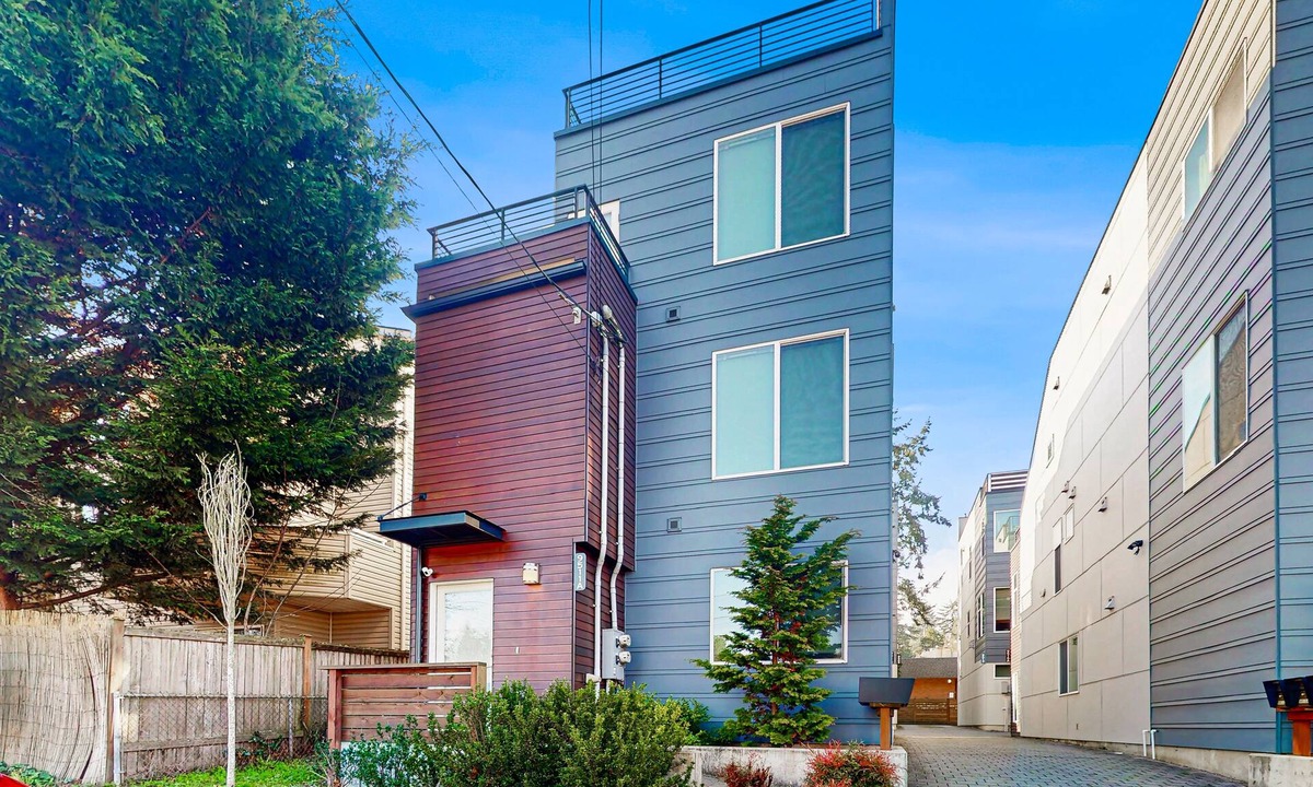 Crown Hill House | Colorful luxury home with rooftop patio & BBQ grill, board games, & more!