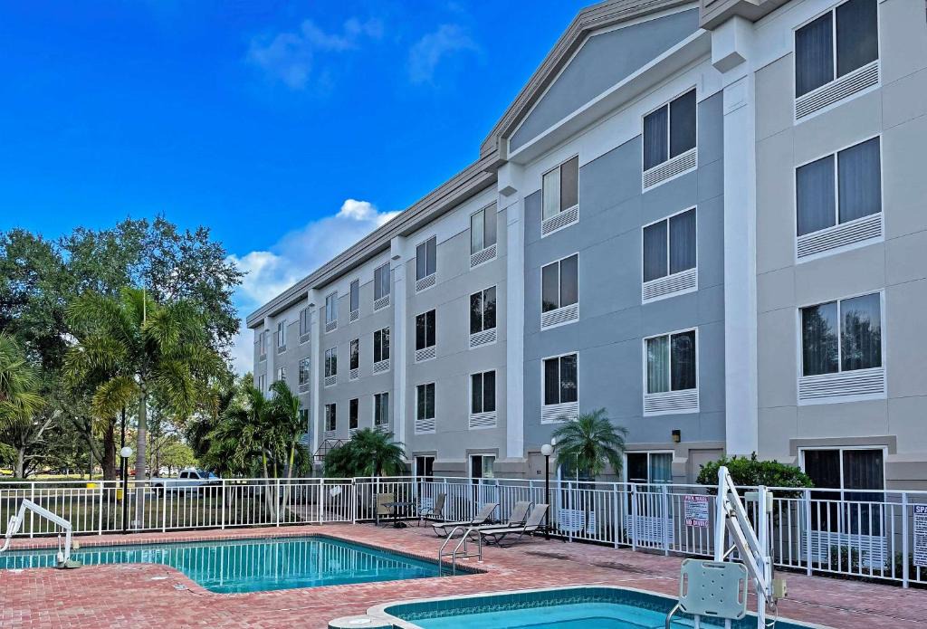 Fruitville Hotel | Comfort Inn & Suites Sarasota I75