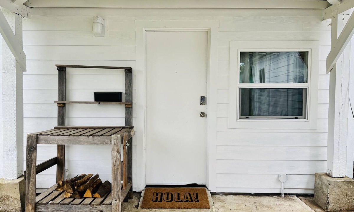 Brentwood-Darlington Cottage | Comfortable Stay Near Downtown, Airport, Food Carts, Etc