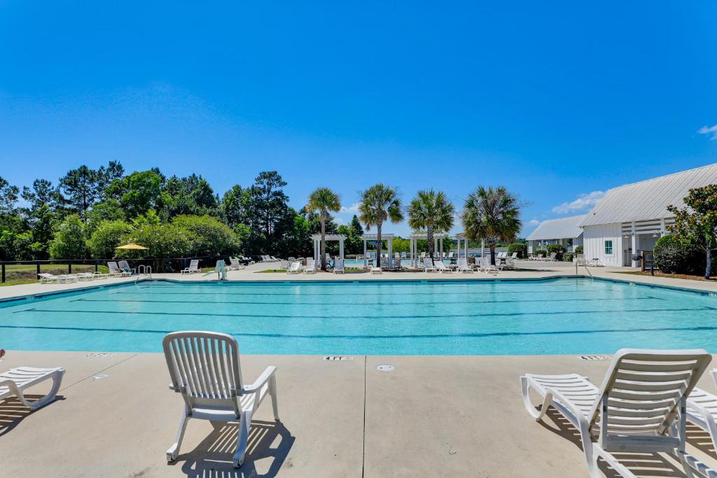 Moncks Corner House | Community Pools + Dock: Moncks Corner Getaway