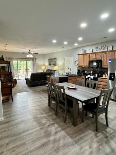 Hollister Apartment | Condo B-4 near Table Rock Lake